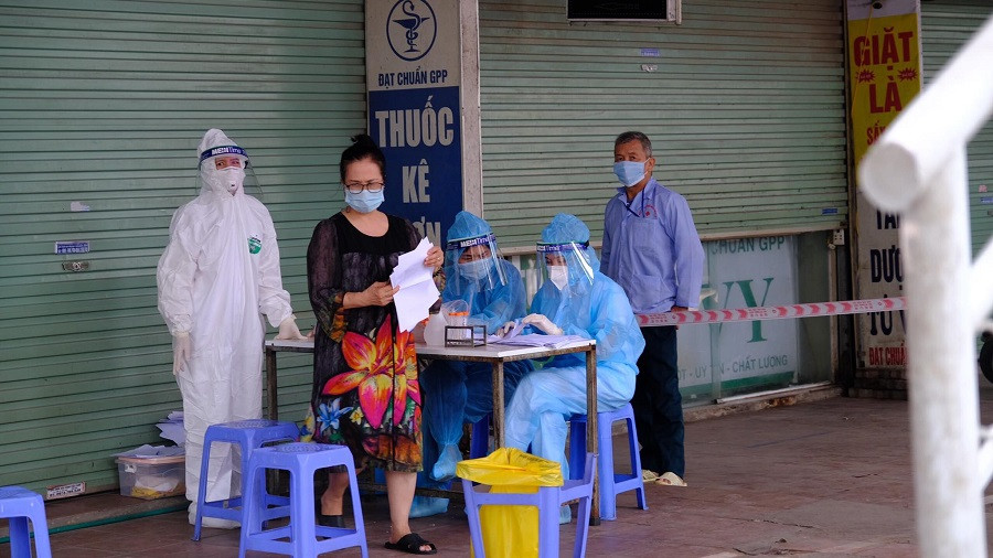 Lấy mẫu xét nghiệm cho người nhà bệnh nhân tại bệnh viện K.