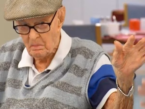 Cụ ông cao tuổi nhất nước Úc khuyên mọi người hãy ăn óc gà.