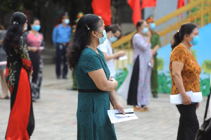 Các cử tri trân trọng quyền và trách nhiệm với lá phiếu bầu cử và tự giác tuân thủ các biện pháp phòng chống dịch bệnh.