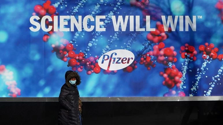 Một người đi ngang qua trụ sở Manhattan của Pfizer ở thành phố New York.