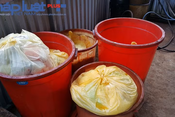 Rác thải Y tế được đóng gói từ các khoa, phòng, gồm kim tiêm, bông băng gạc dính máu mủ.