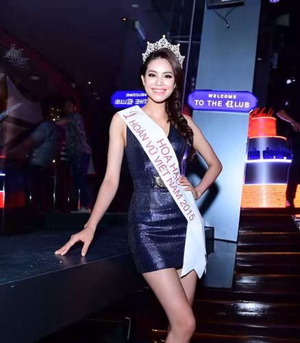 hoa hau pham huong dien vay ngan goi cam hinh 8