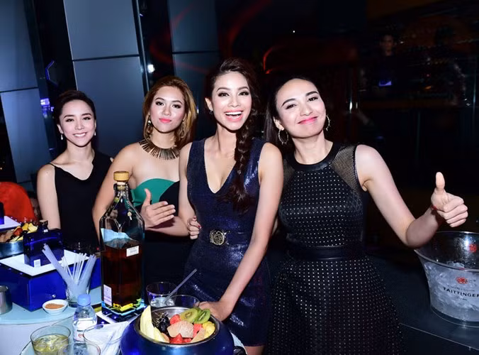 hoa hau pham huong dien vay ngan goi cam hinh 10