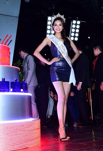 hoa hau pham huong dien vay ngan goi cam hinh 3