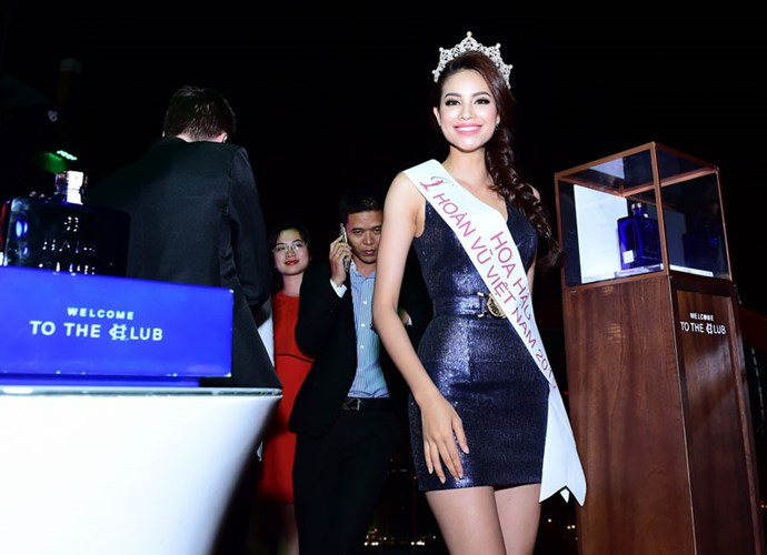 hoa hau pham huong dien vay ngan goi cam hinh 5