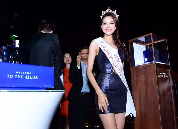 hoa hau pham huong dien vay ngan goi cam hinh 5