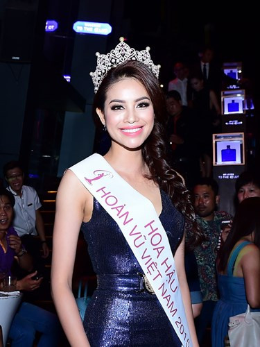 hoa hau pham huong dien vay ngan goi cam hinh 4