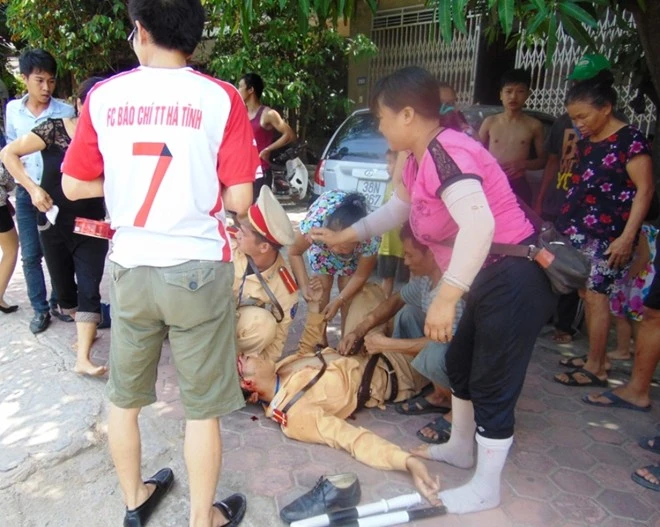 Cú húc mạnh khiến anh Tuấn văng xa hơn 5 mét, nằm gục tại chỗ.