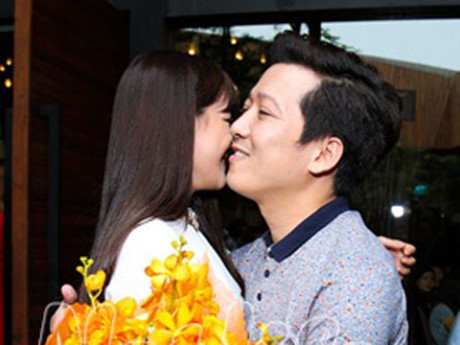 Ai cũng phải nhìn vì Nhã Phương, Trường Giang quá bạo nơi đông người - Ảnh 10 Ai cung phai nhin vi Nha Phuong, Truong Giang qua bao noi dong nguoi - Anh 10