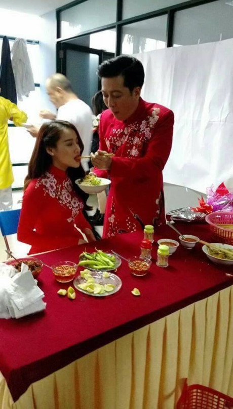 Ai cũng phải nhìn vì Nhã Phương, Trường Giang quá bạo nơi đông người - Ảnh 1 Ai cung phai nhin vi Nha Phuong, Truong Giang qua bao noi dong nguoi - Anh 1