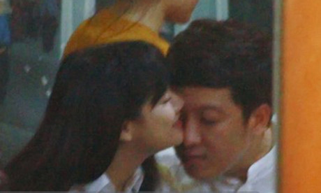 Ai cũng phải nhìn vì Nhã Phương, Trường Giang quá bạo nơi đông người - Ảnh 6 Ai cung phai nhin vi Nha Phuong, Truong Giang qua bao noi dong nguoi - Anh 6