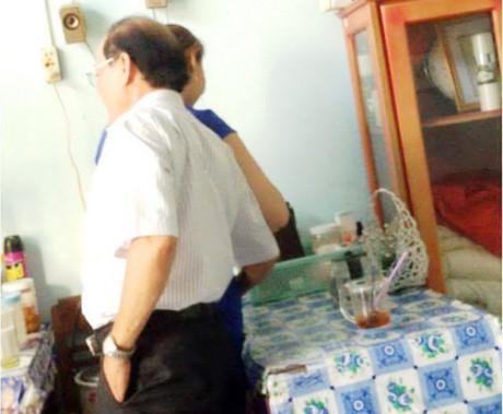 Khiển trách cán bộ chạm tay vào chỗ nhạy cảm của nữ tạp vụ - Ảnh 1 Khien trach can bo cham tay vao cho nhay cam cua nu tap vu - Anh 1