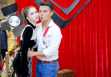Chị em Ngọc Trinh diện style tương phản nổi bật trên thảm đỏ - Ảnh 4 Chi em Ngoc Trinh dien style tuong phan noi bat tren tham do - Anh 4
