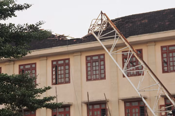 Cần trục tháp đè sập trường cấp 3, một học sinh tử vong