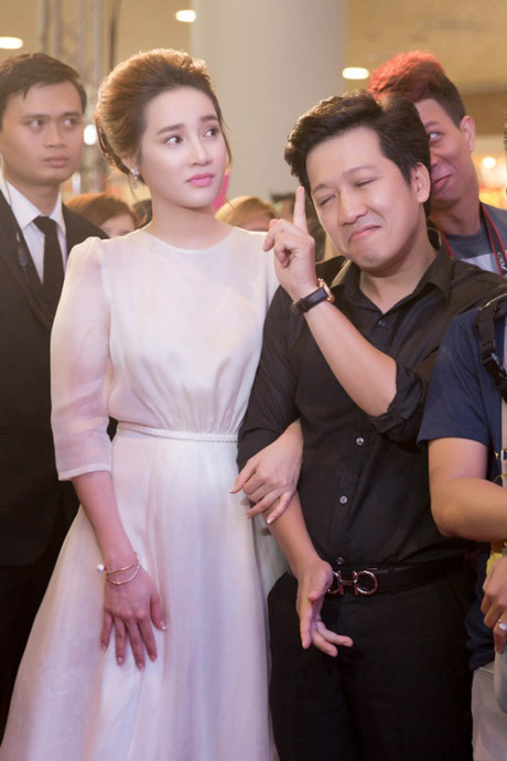 Ai cũng phải nhìn vì Nhã Phương, Trường Giang quá bạo nơi đông người - Ảnh 18 Ai cung phai nhin vi Nha Phuong, Truong Giang qua bao noi dong nguoi - Anh 18