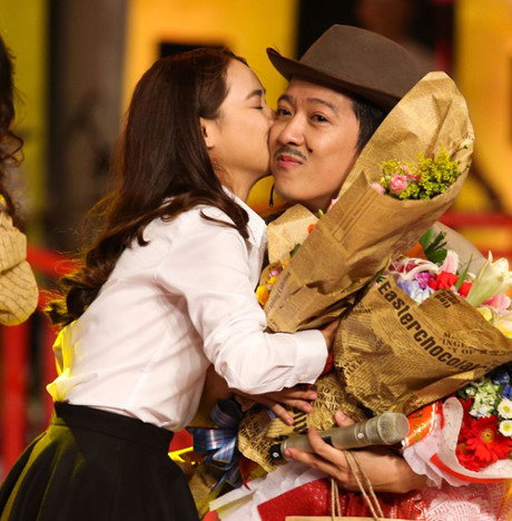 Ai cũng phải nhìn vì Nhã Phương, Trường Giang quá bạo nơi đông người - Ảnh 19 Ai cung phai nhin vi Nha Phuong, Truong Giang qua bao noi dong nguoi - Anh 19