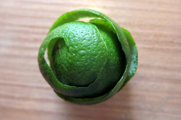 Đừng vứt vỏ cam nữa, cứ ngâm với giấm trắng đi rồi bạn sẽ giật mình vì công dụng của nó đấy