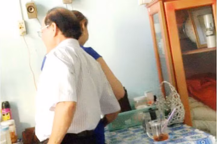 Khiển trách cán bộ chạm tay vào chỗ nhạy cảm của nữ tạp vụ