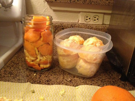 Đừng vứt vỏ cam nữa, cứ ngâm với giấm trắng đi rồi bạn sẽ giật mình vì công dụng của nó đấy - Ảnh 1 Dung vut vo cam nua, cu ngam voi giam trang di roi ban se giat minh vi cong dung cua no day - Anh 1