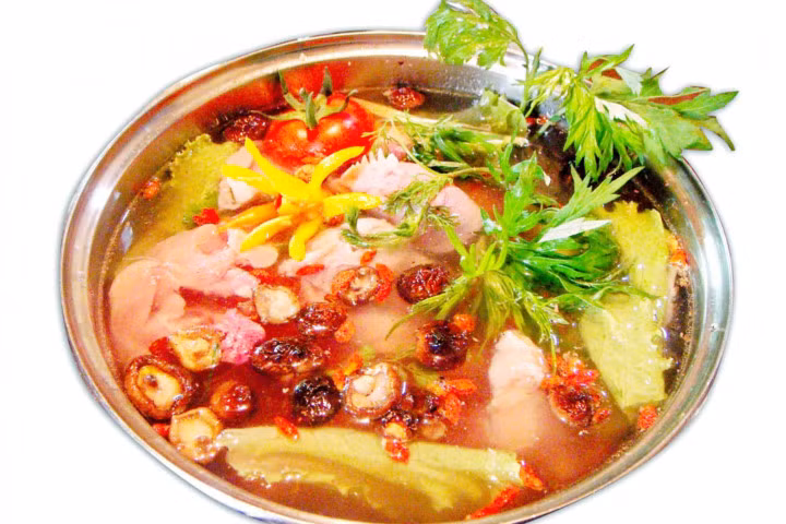 Cách làm lẩu gà ngải cứu siêu ngon tại nhà