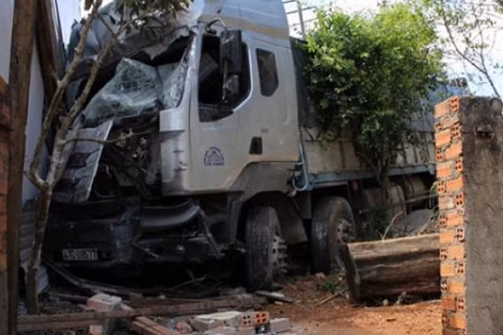 Xe tải "mất lái" tông hàng loạt nhà dân, tài xế tử vong