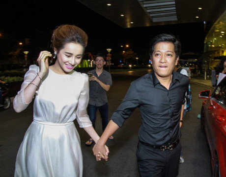 Ai cũng phải nhìn vì Nhã Phương, Trường Giang quá bạo nơi đông người - Ảnh 16 Ai cung phai nhin vi Nha Phuong, Truong Giang qua bao noi dong nguoi - Anh 16