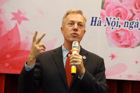 Dai su My muon tro thanh giao vien o Viet Nam - Anh 1