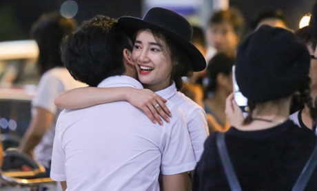 Ai cũng phải nhìn vì Nhã Phương, Trường Giang quá bạo nơi đông người - Ảnh 5 Ai cung phai nhin vi Nha Phuong, Truong Giang qua bao noi dong nguoi - Anh 5