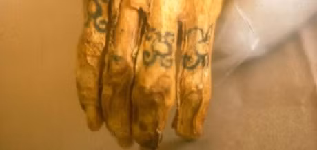 Bi an ky di ve nhung hinh xam dinh menh thoi co dai - Anh 3