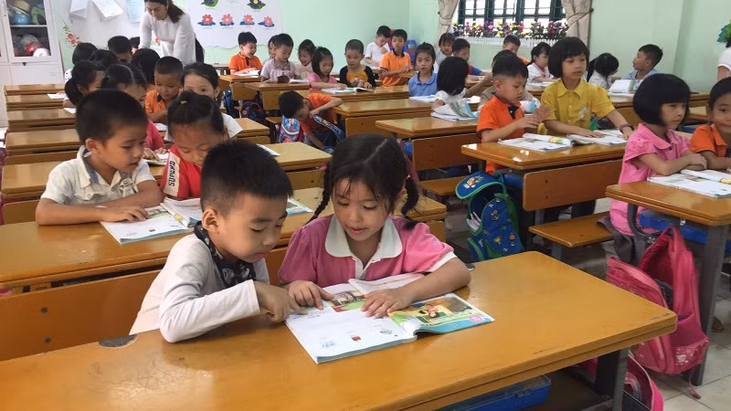 Việc thay đổi SGK ở các năm học không ảnh hưởng tới học tập của HS. (Trong ảnh: HS lớp 1 Trường Tiểu học Pom Hán, Lào Cai). Ảnh: NTCC