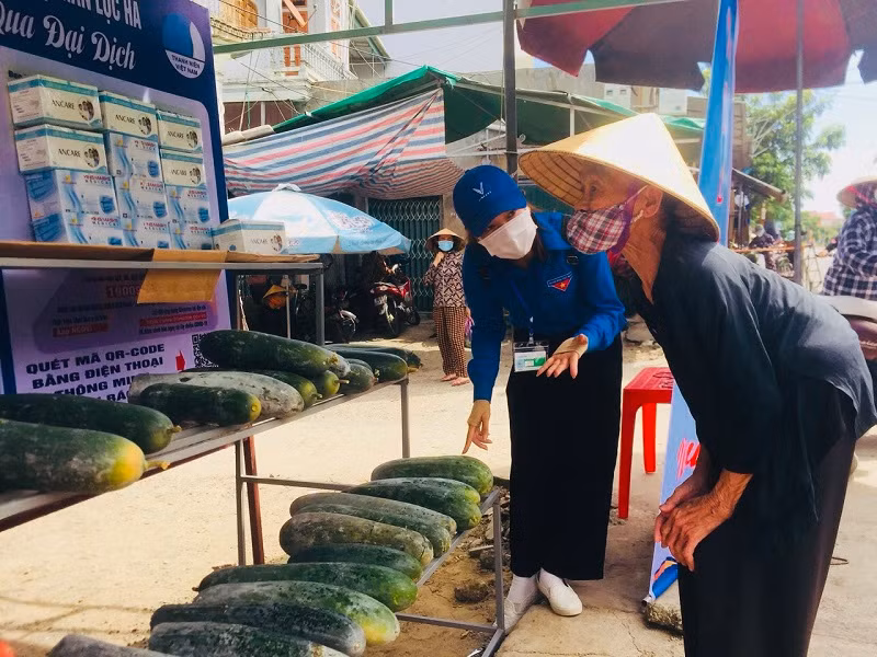 Người dân chủ động chọn hàng hóa cần thiết cho gia đình.