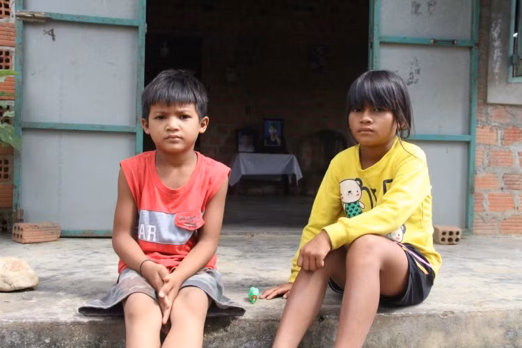 Mồ côi bố mẹ, ngày hè 2 chị em Y Lệ Quyên tự chơi với nhau.