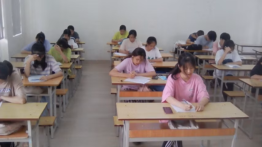 HS lớp 12 Trường THPT Đầm Hà trong giờ ôn luyện môn Lịch sử. Ảnh: TG