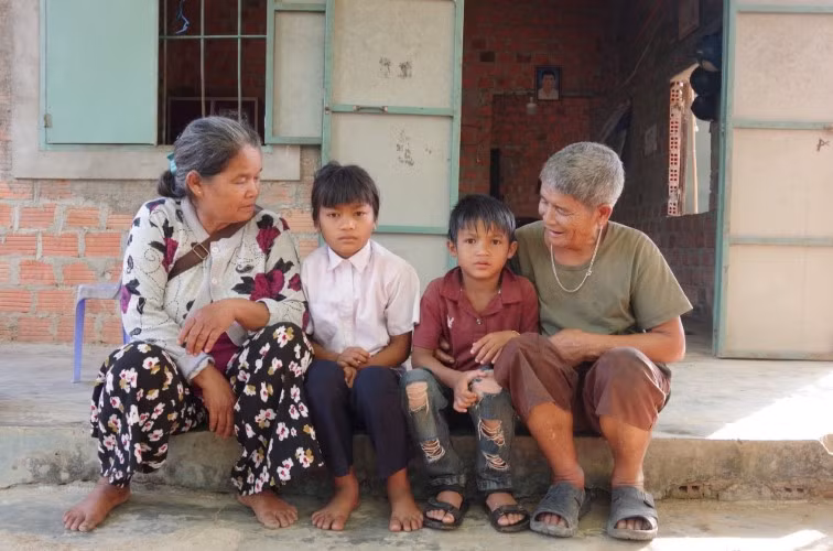 Vợ chồng bà Y Lý gồng gánh chăm sóc cho 2 cháu ngoại mồ côi bố mẹ.