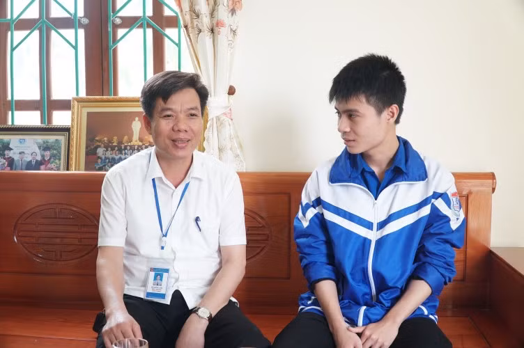 Nguyễn Viết Hà cùng thầy Hiệu trưởng Hồ Hồng Sơn.