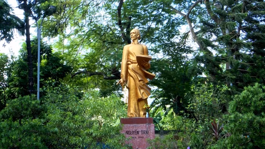 Tượng Nguyễn Trãi tại đền thờ ở xã Nhị Khê, huyện Thường Tín (Hà Nội).