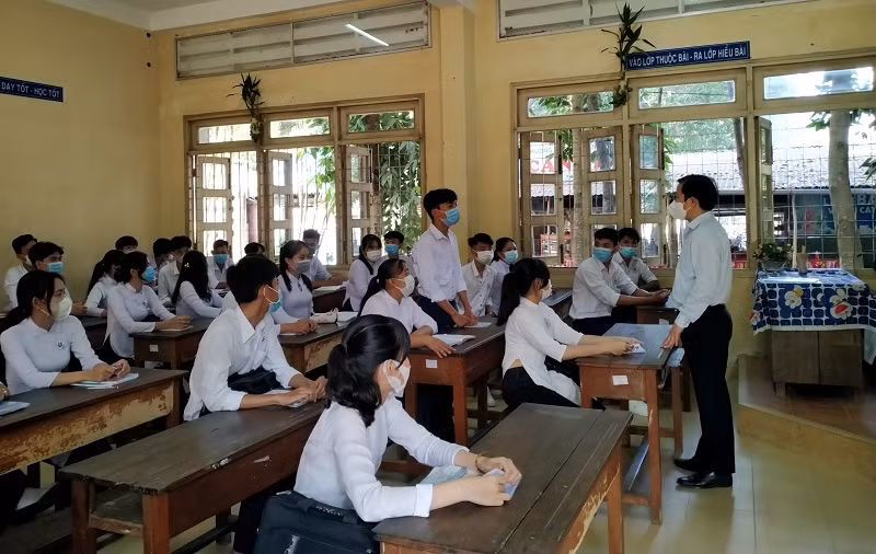 Ông Lê Quang Trí, Giám đốc Sở GD&amp;ĐT tỉnh Tiền Giang thăm và động viên HS lớp 12 Trường THPT Lê Văn Phẩm, thị xã Cai Lậy.