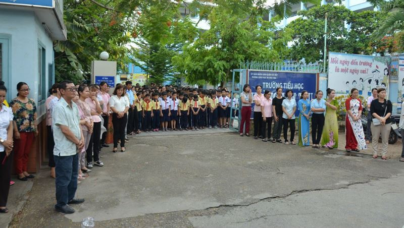 Học sinh, giáo viên Trường Tiểu học Hoàng Văn Thụ (quận Gò Vấp) đứng trước cổng tiễn biệt thầy Hiệu trưởng khi linh cữu thầy đi qua trường. Ảnh: Báo Pháp Luật Việt nam