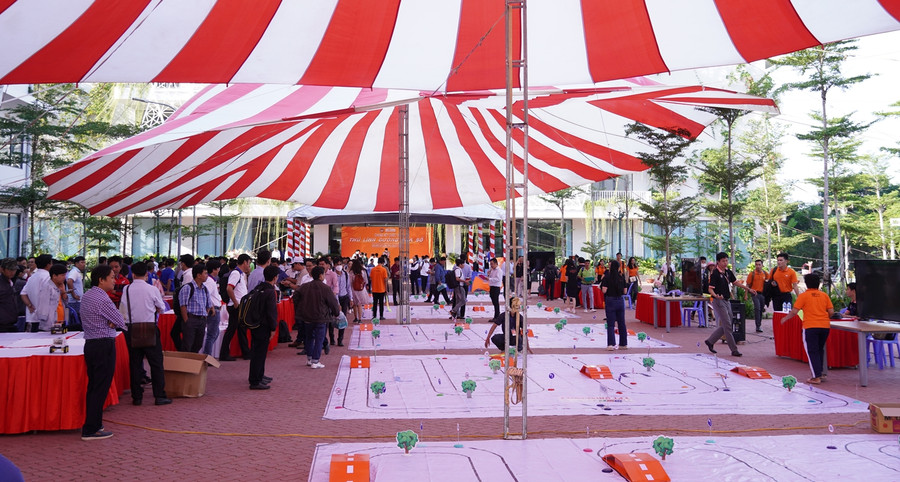 Thử thách điều khiển xe ô tô trên bản đồ sa hình.