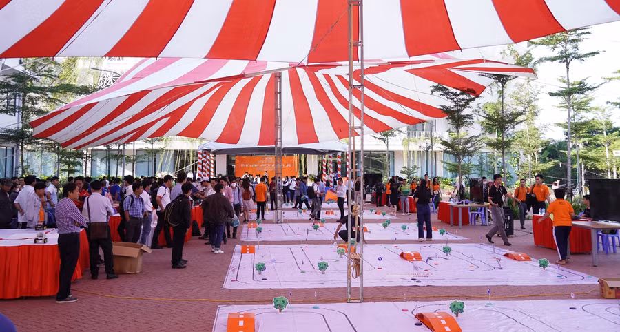 Thử thách điều khiển xe ô tô trên bản đồ sa hình.