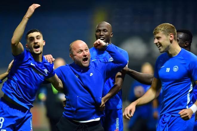 Thầy trò HLV Pavel Hoftych ăn mừng tấm vé dự vòng bảng Europa League.