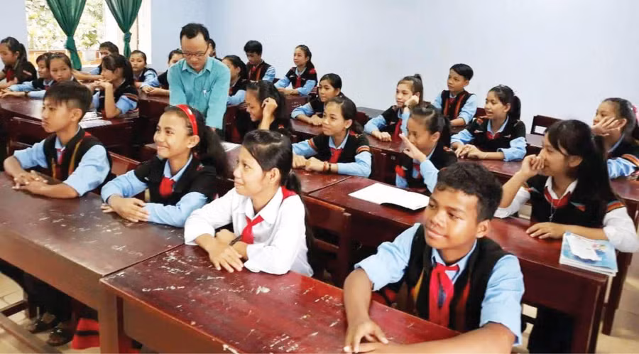 Học sinh vùng cao huyện miền núi Nam Đông, tỉnh Thừa Thiên – Huế trong một tiết học môn Tiếng Anh.