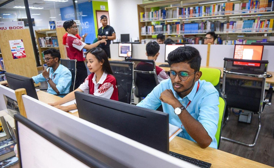 Sinh viên quốc tế trong một giờ học. Sinh viên quốc tế trong một giờ học.