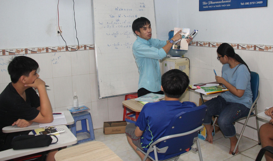 Lớp học của anh Khánh luôn đầy ắp tiếng cười. Lớp học của anh Khánh luôn đầy ắp tiếng cười.