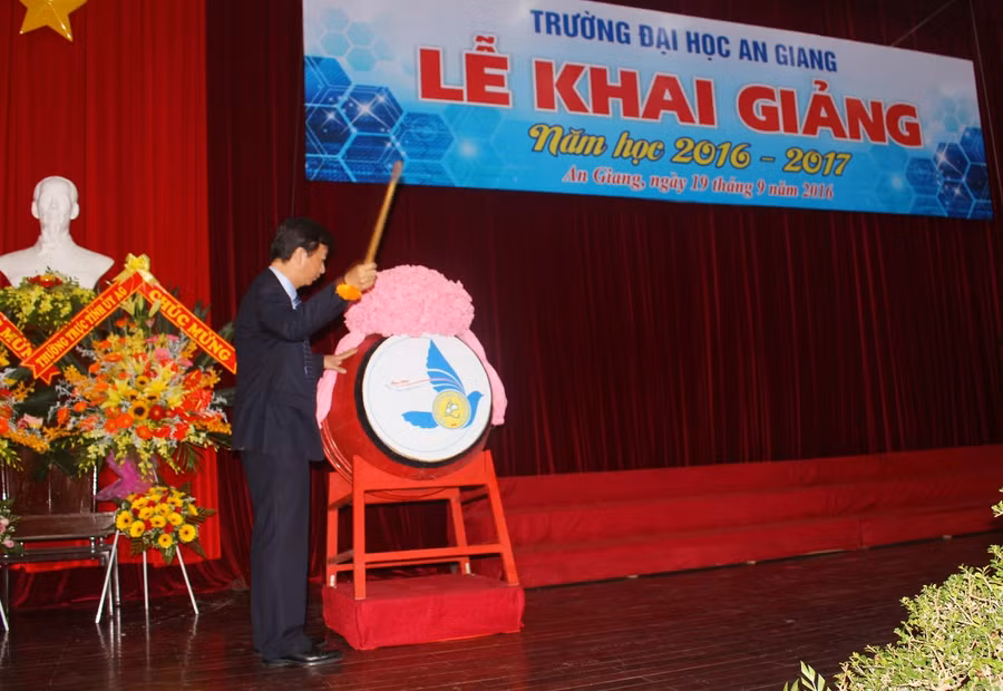 PGS.TS Võ Văn Thắng - Hiệu trưởng ĐH An Giang - đánh trống khai giảng năm học mới
