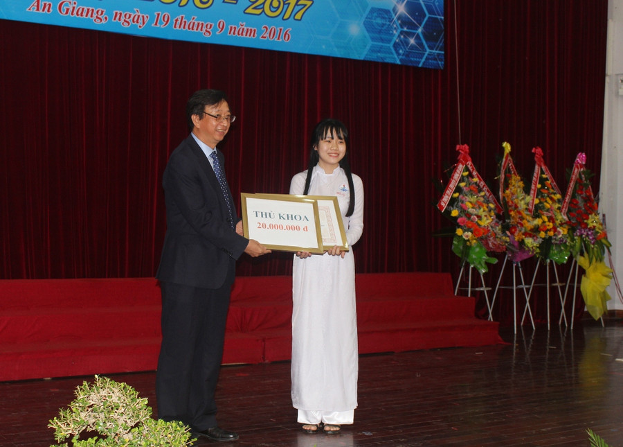 Tân sinh viên nhận học bổng