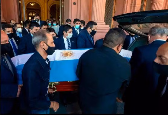 Quan tài Maradona chuẩn bị rời Phủ tổng thống Argentina nơi nghĩa trang.