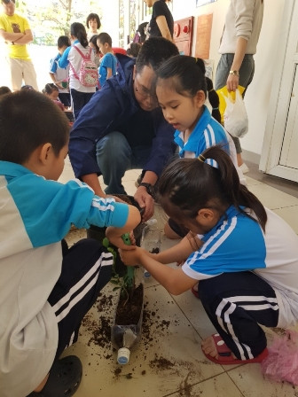 Nhiều học sinh tham gia tái sử dụng các chai nhựa trồng cây xanh, bảo vệ môi trường. Nhiều học sinh tham gia tái sử dụng các chai nhựa trồng cây xanh, bảo vệ môi trường.
