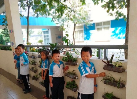 Các em học sinh Tiểu học rất thích được tham gia trồng cây xanh, bảo vệ môi trường. Các em học sinh Tiểu học rất thích được tham gia trồng cây xanh, bảo vệ môi trường.