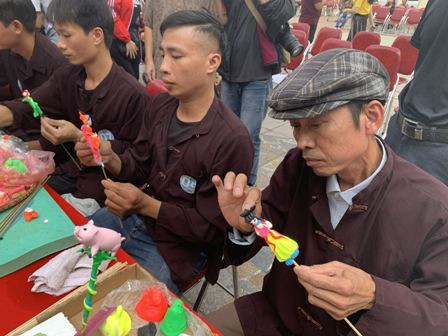 Các nghệ nhân trổ tài nặn tò he.